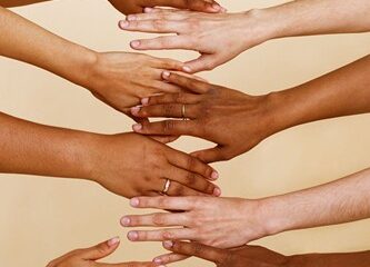 Causas emocionales en los brazos según la Biodescodificación. Conoce su relación con la autoestima, emociones y acciones.